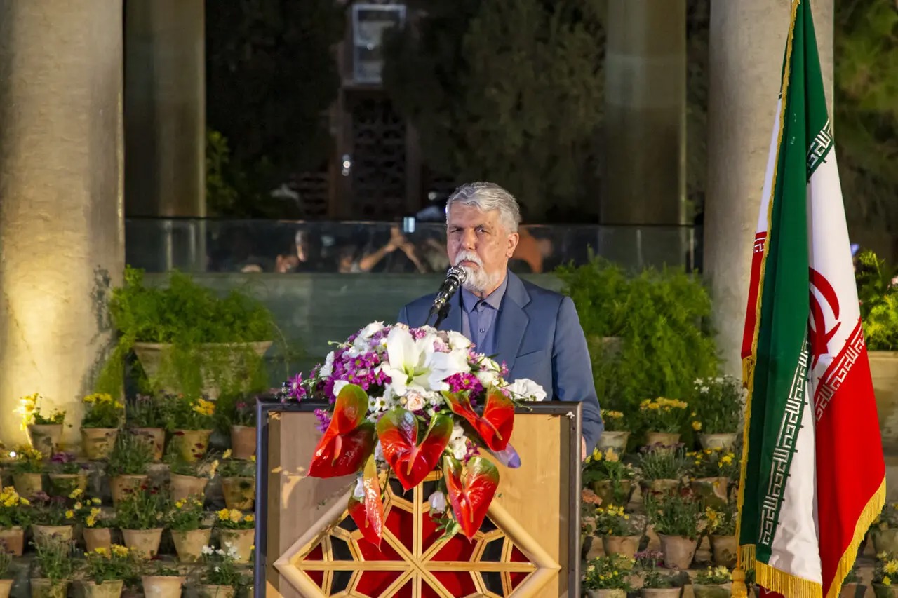 حق حافظ بر زبان فارسی، سترگ و ماندگار است