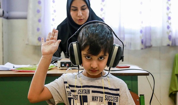 ۱۰۰ کودک ناشنوا در یزد صدای مادرشان را شنیدند