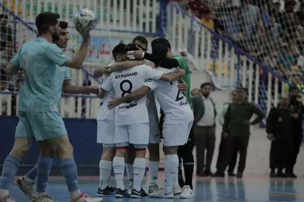 جنگ صدرنشینی در لیگ فوتسال؛ رقبا چشم به لغزش گهر زمین دوخته‌اند